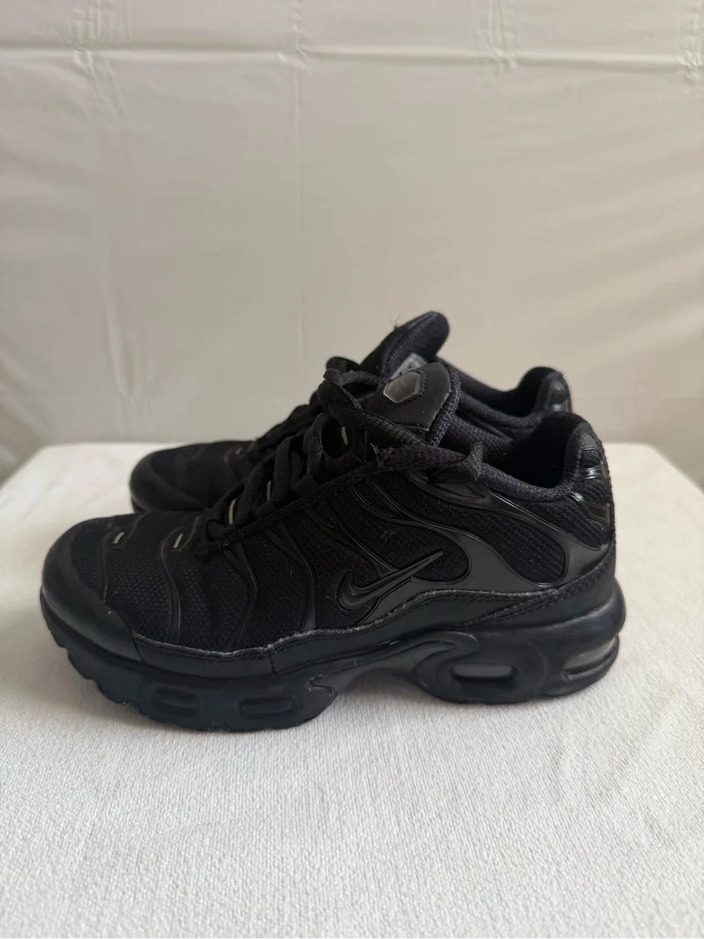 Nike Air Max Plus TN Triple Black Kids Size 1Y CD0610-001 No Box